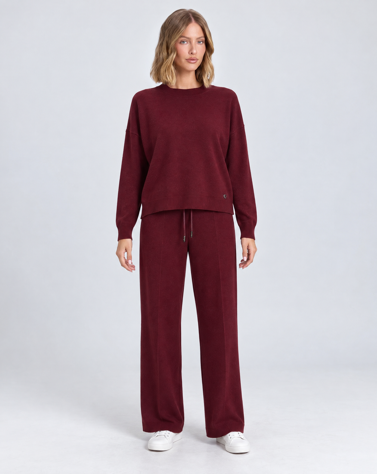 Completo in maglia B12 2311 Bordeaux indossato da Polly 5 - vista frontale