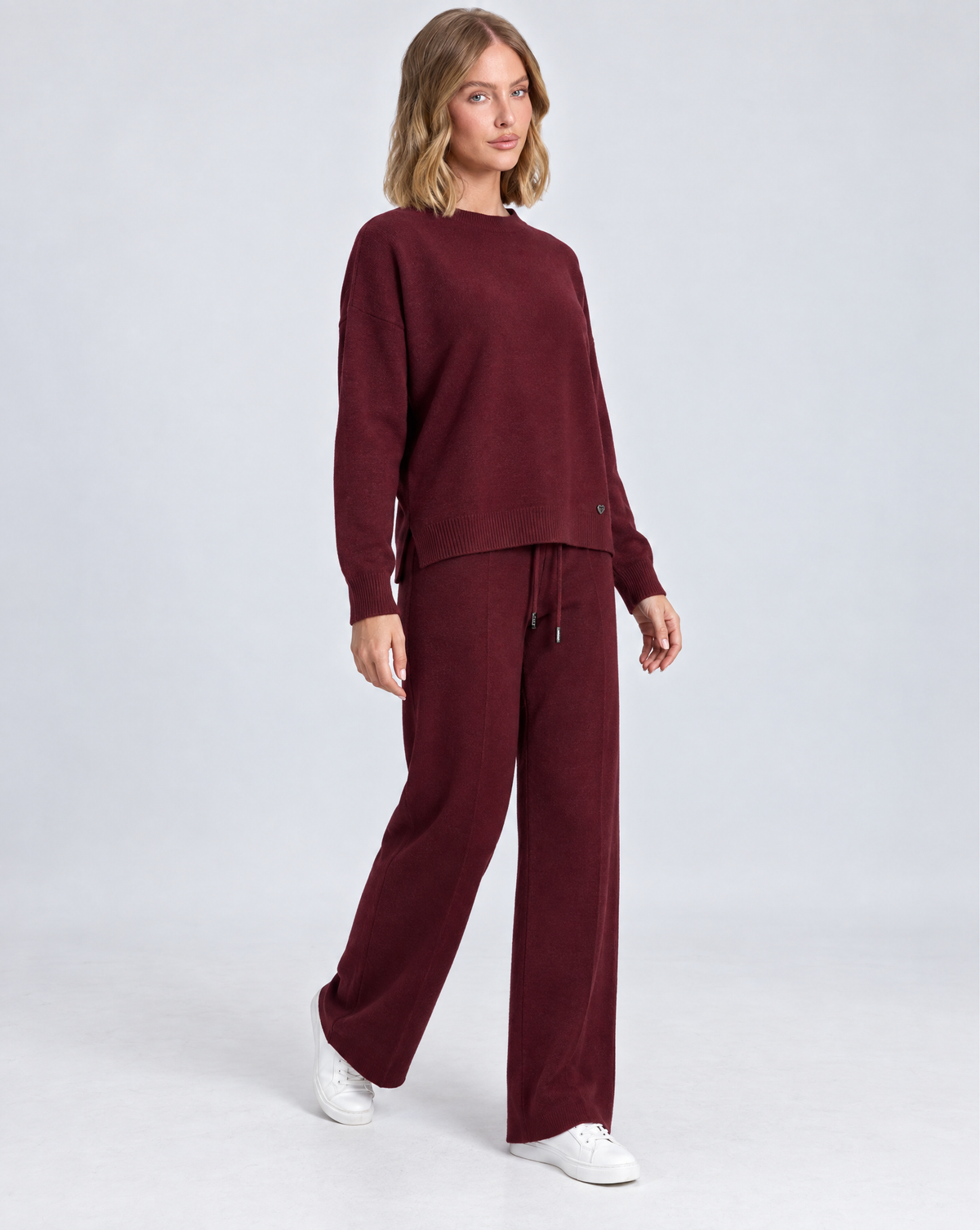 Completo in maglia B12 2311 Bordeaux indossato da Polly 5 - vista a tre quarti