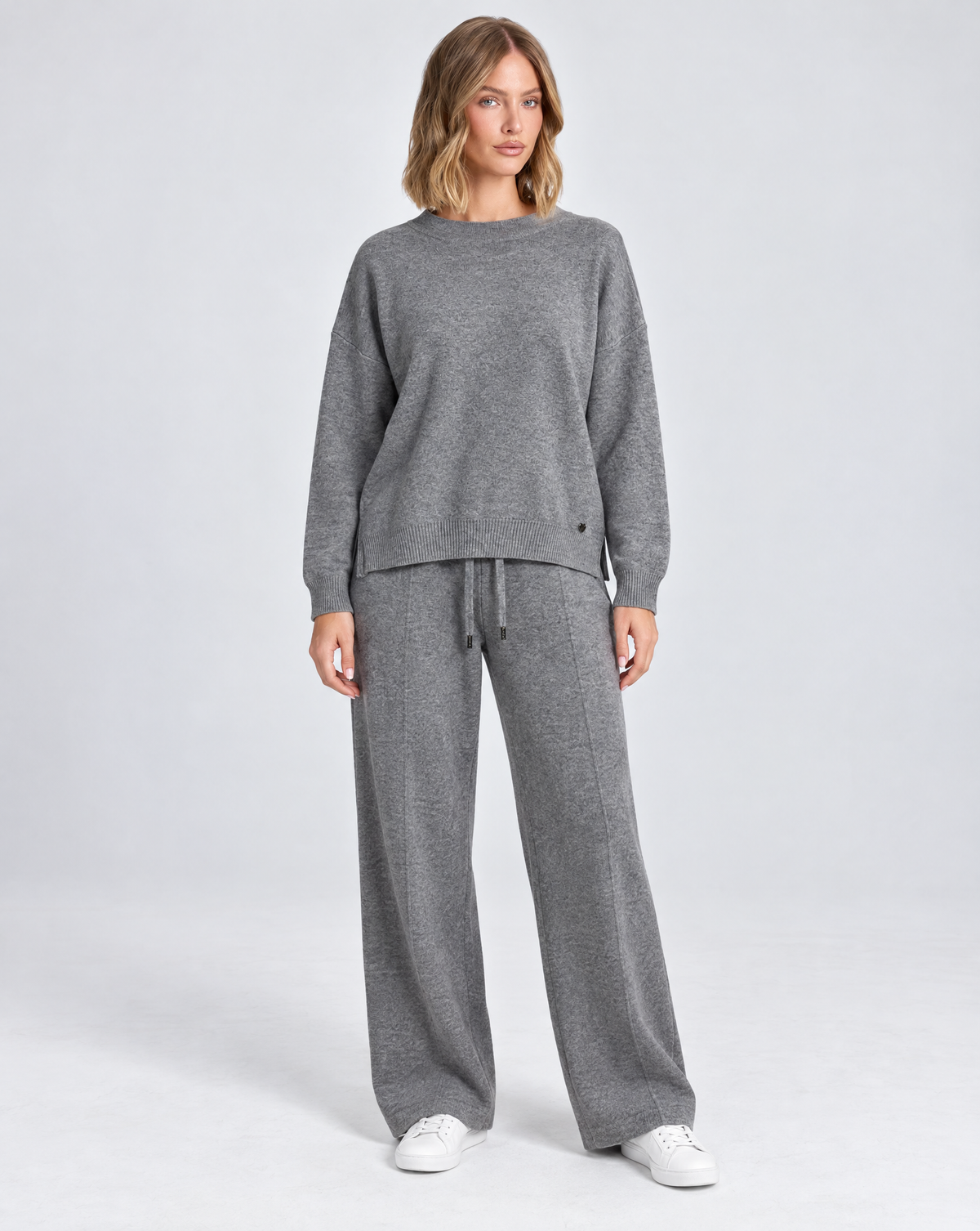 Completo in maglia B12 2311 Grigio indossato da Polly 5 - vista frontale