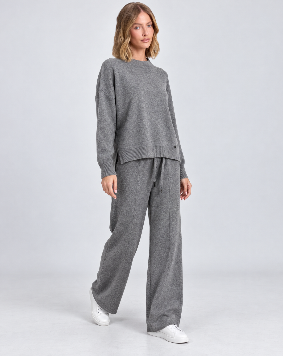 Completo in maglia B12 2311 Grigio indossato da Polly 5 - vista a tre quarti