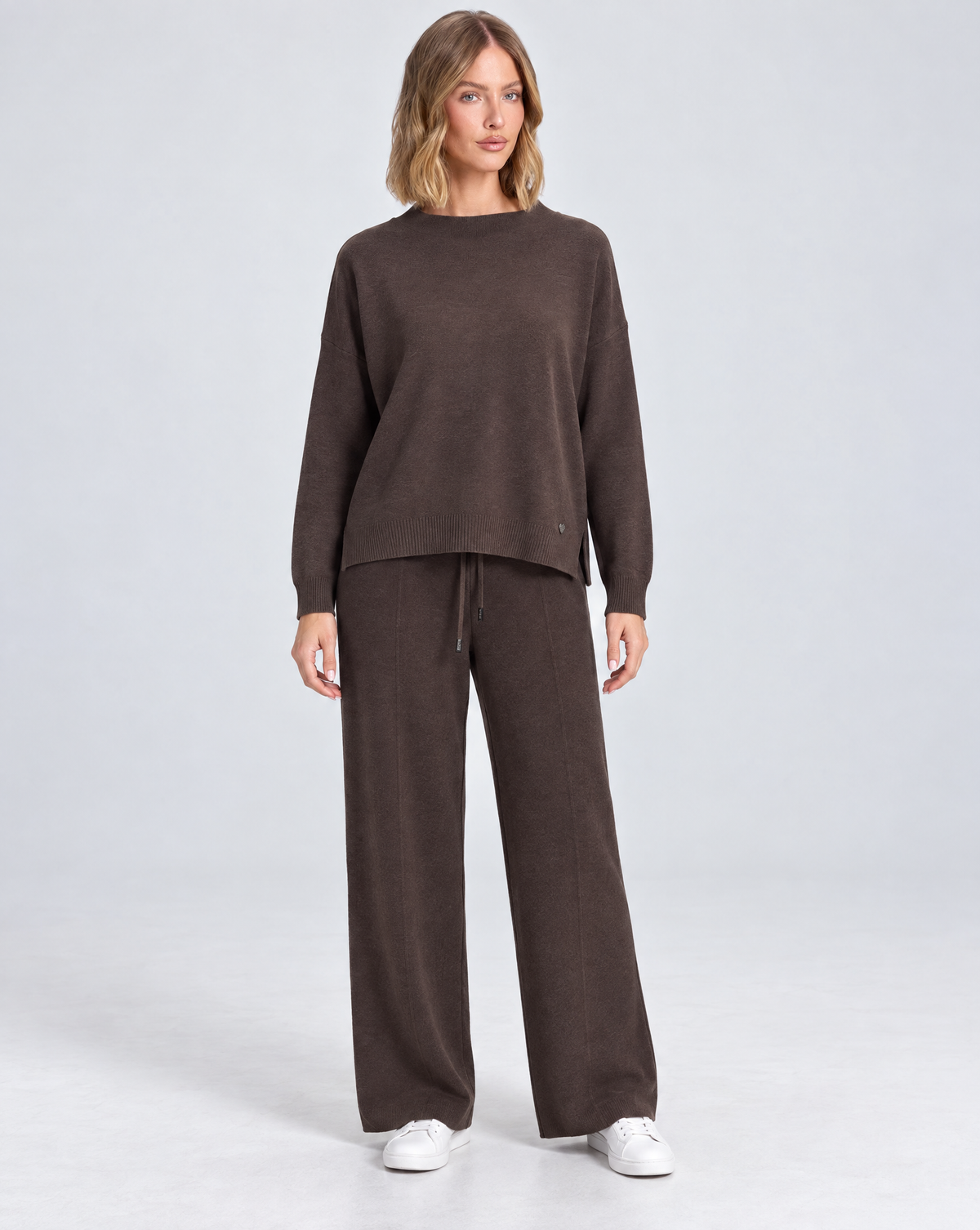 Completo in maglia B12 2311 Marrone indossato da Polly 5 - vista frontale