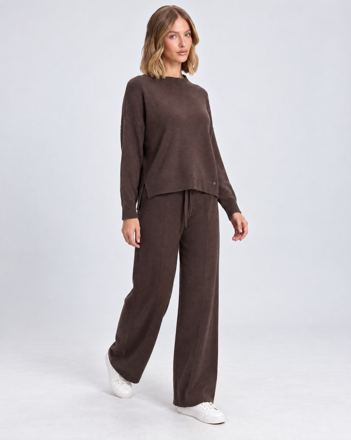 Completo in maglia B12 2311 Marrone indossato da Polly 5 - vista a tre quarti