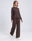 Completo in maglia B12 2311 Marrone indossato da Polly 5 - vista a tre quarti