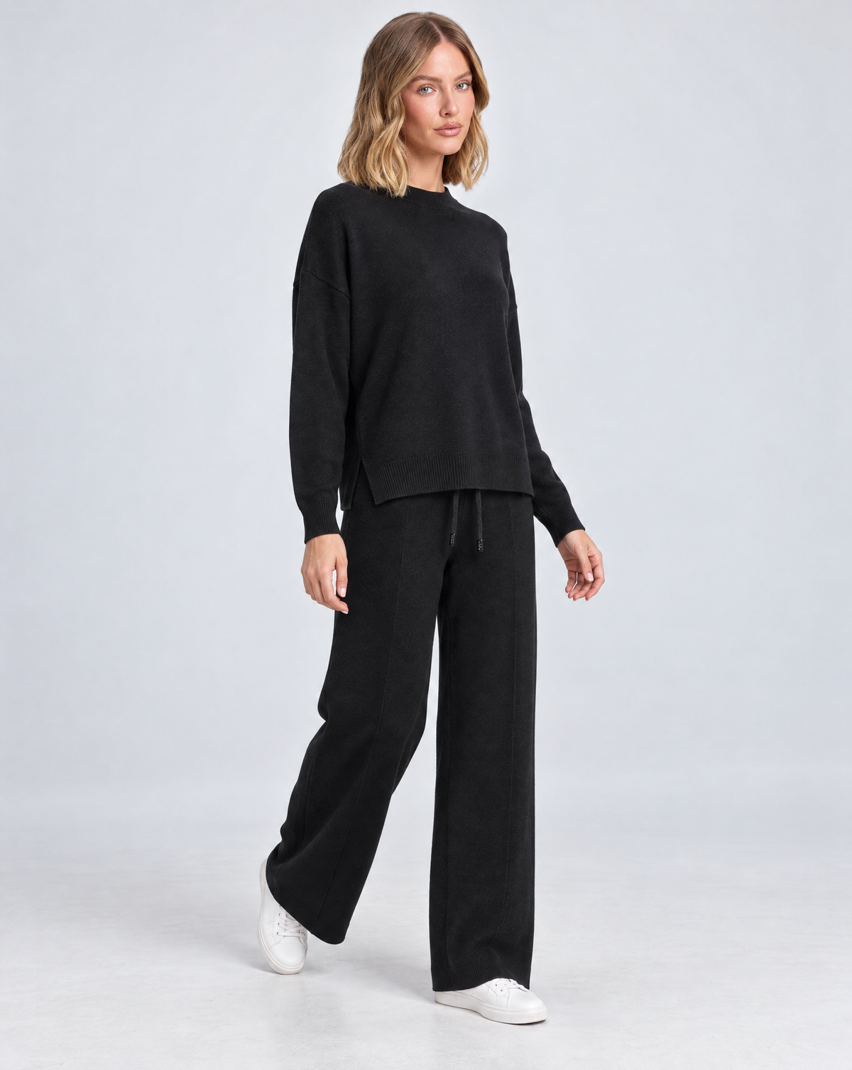 Completo in maglia B12 2311 Nero indossato da Polly 5 - vista a tre quarti