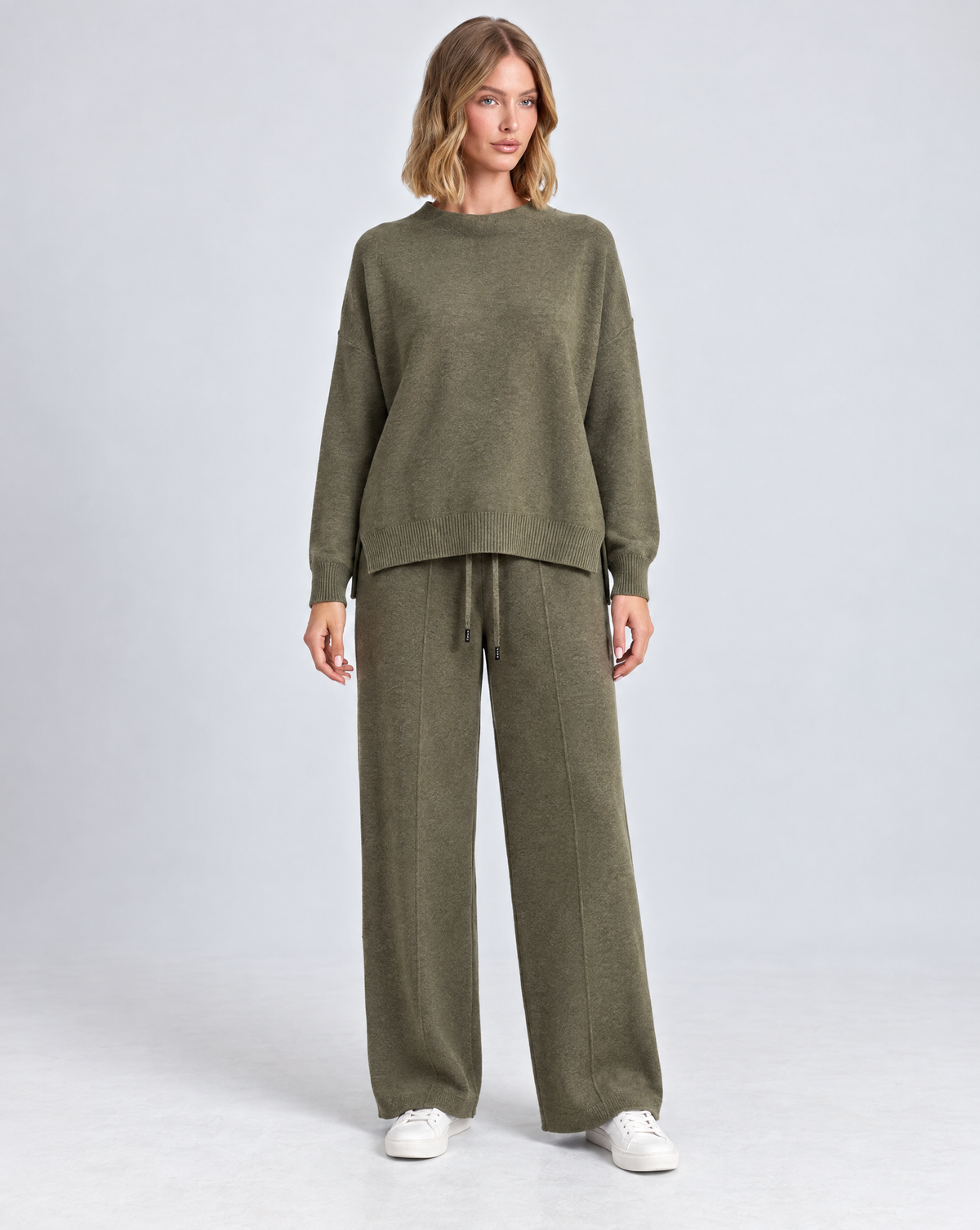 Completo in maglia B12 2311 Verde indossato da Polly 5 - vista frontale
