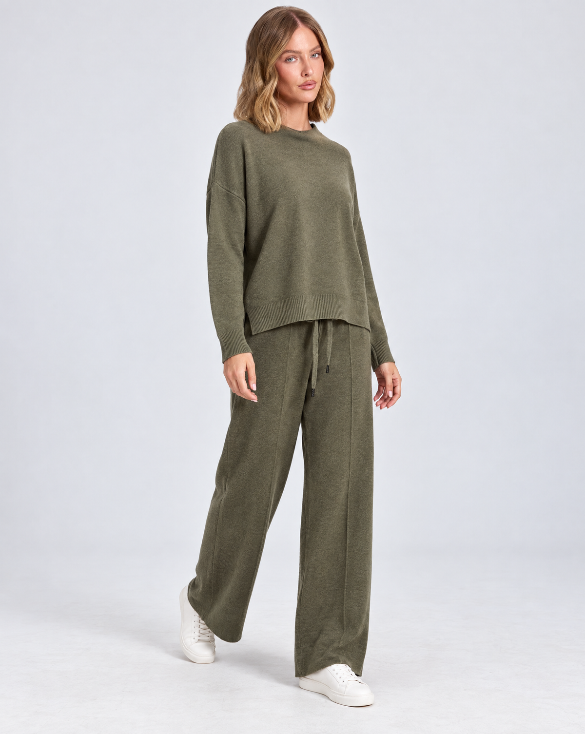 Completo in maglia B12 2311 Verde indossato da Polly 5 - vista a tre quarti