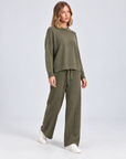 Completo in maglia B12 2311 Verde indossato da Polly 5 - vista a tre quarti
