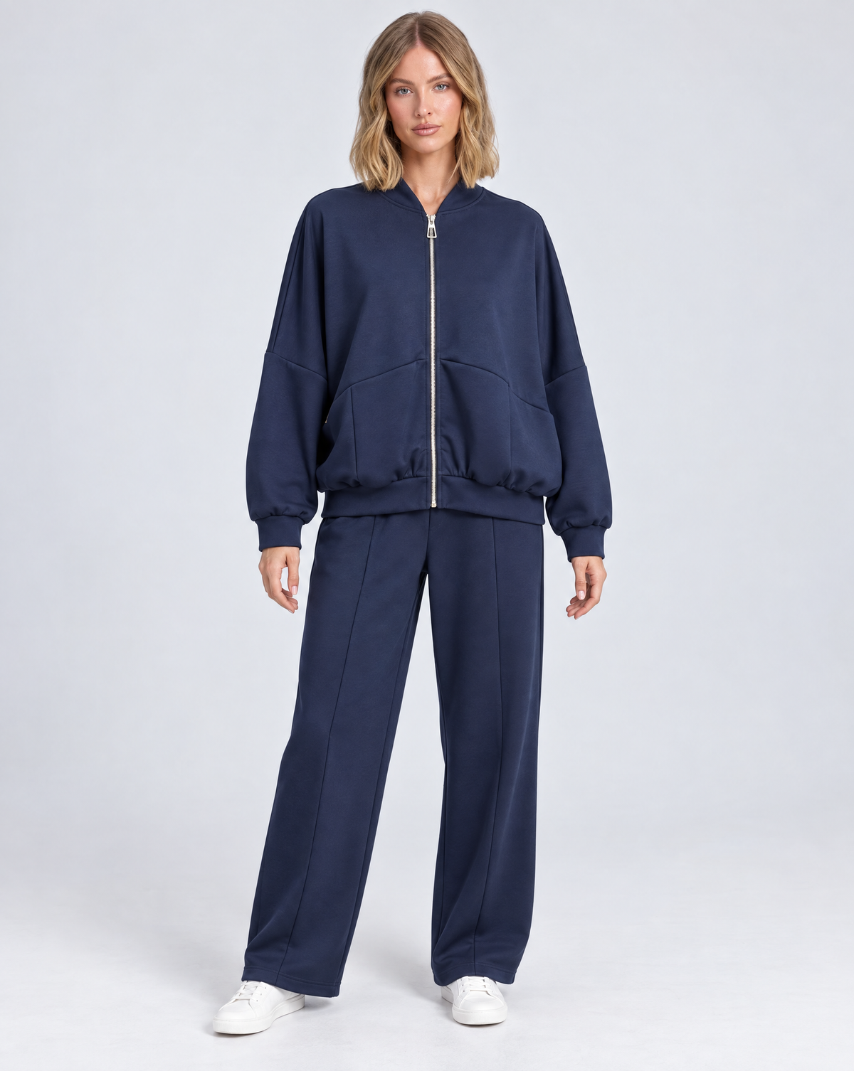 Completo donna B13 6893 blu indossato da Polly 5 – vista frontale