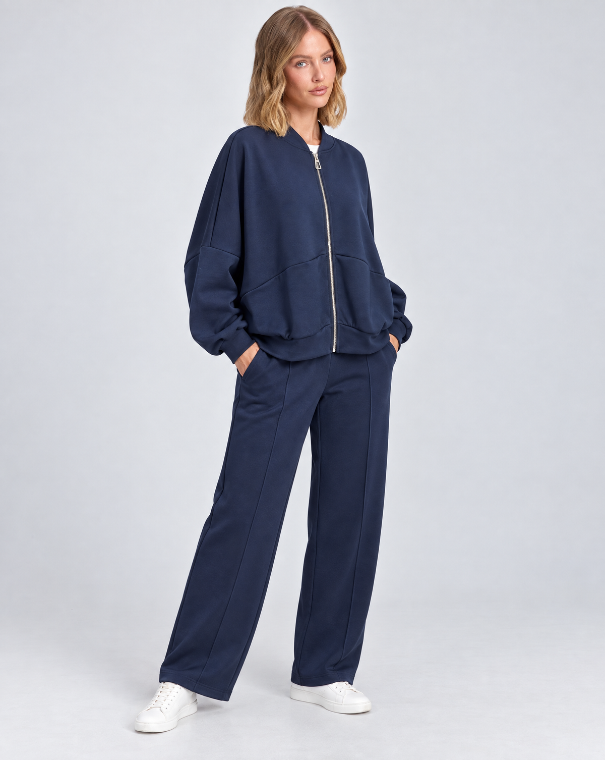 Completo donna B13 6893 blu indossato da Polly 5 – vista tre-quarti