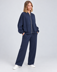Completo donna B13 6893 blu indossato da Polly 5 – vista tre-quarti