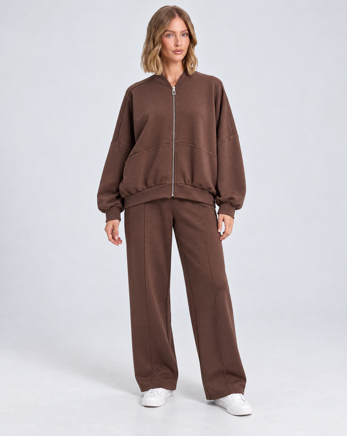 Completo donna B13 6893 marrone indossato da Polly 5 – vista frontale