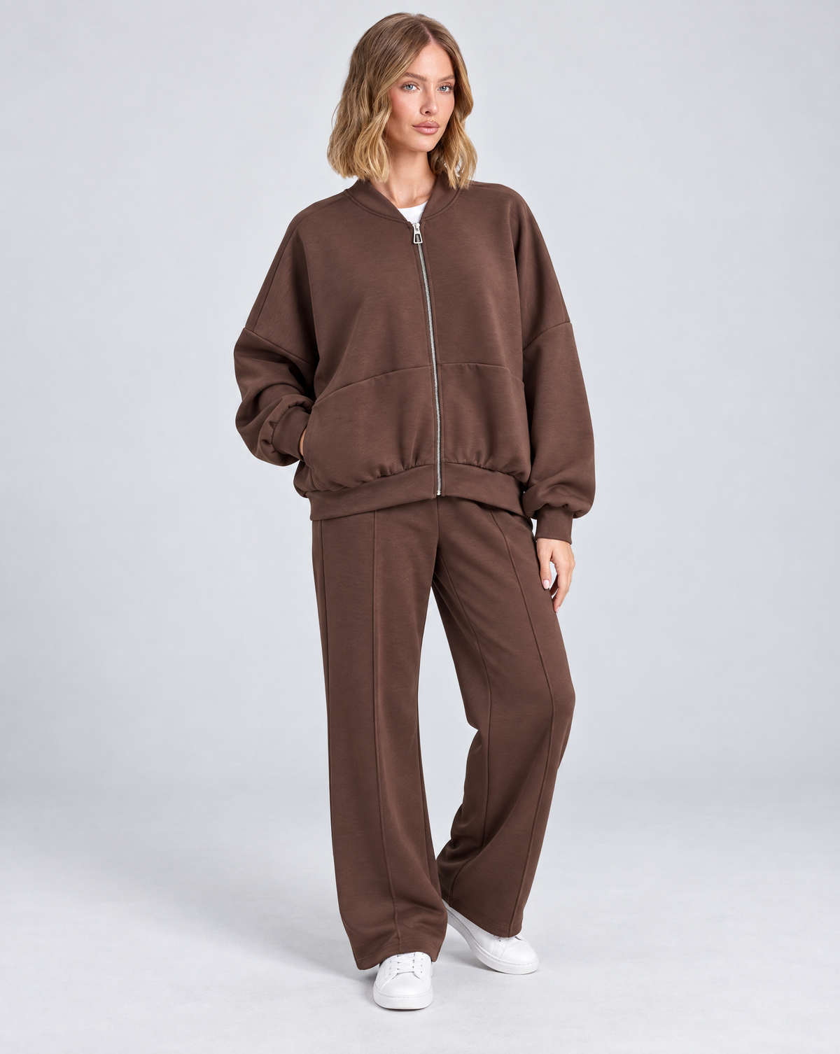 Completo donna B13 6893 marrone indossato da Polly 5 – vista tre-quarti