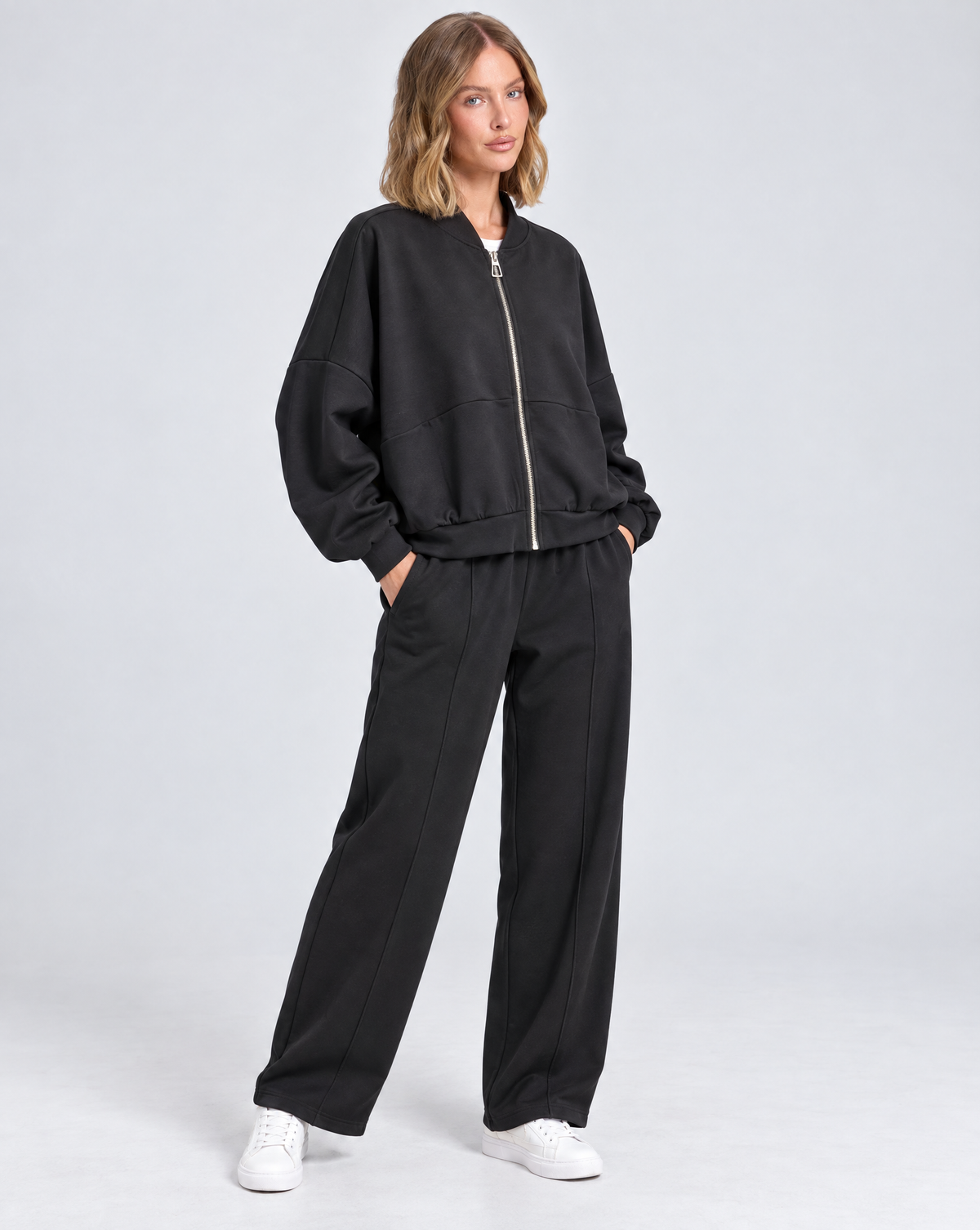 Completo donna B13 6893 nero indossato da Polly 5 – vista tre-quarti