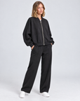 Completo donna B13 6893 nero indossato da Polly 5 – vista tre-quarti