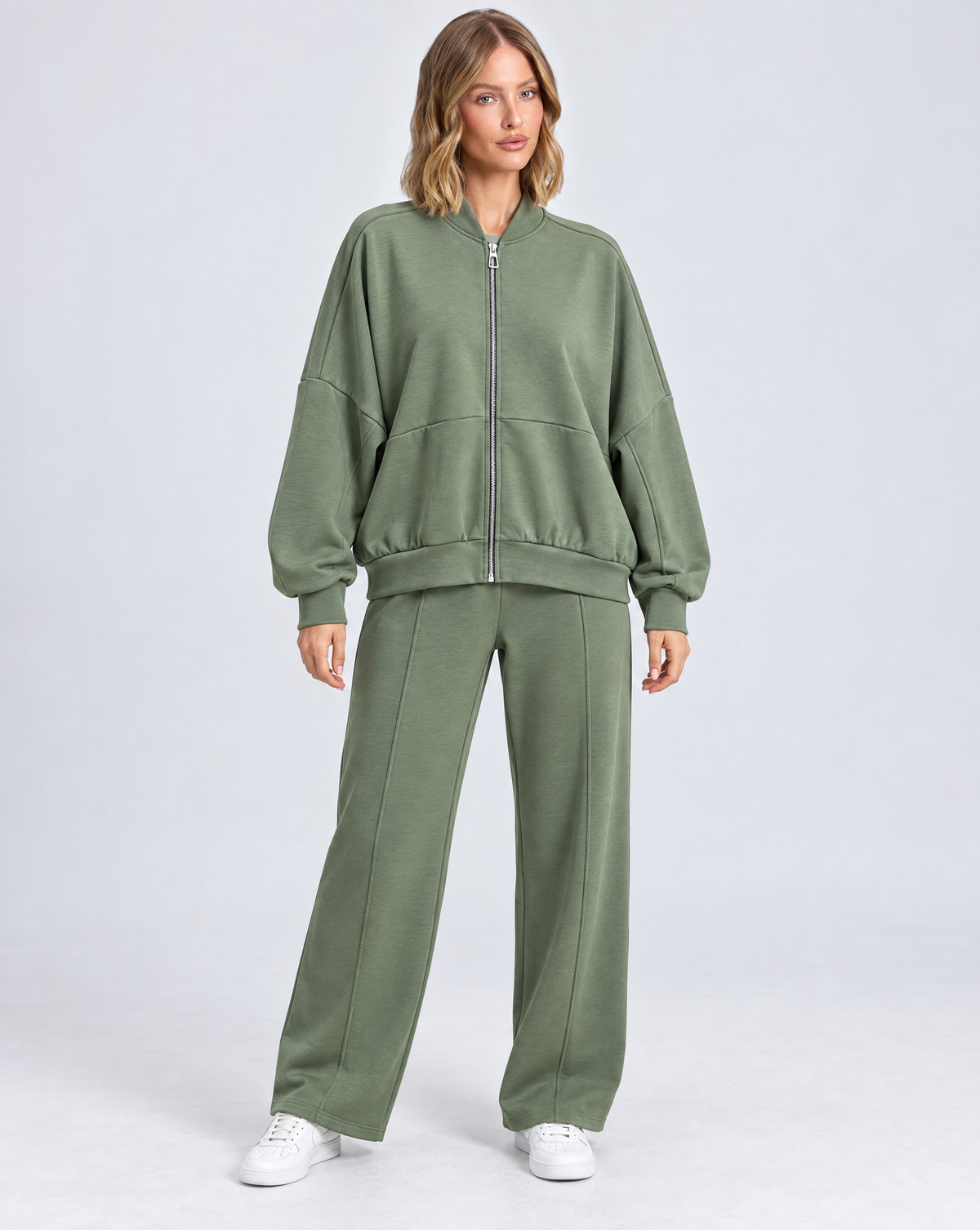 Completo donna B13 6893 verde indossato da Polly 5 – vista frontale