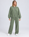 Completo donna B13 6893 verde indossato da Polly 5 – vista frontale