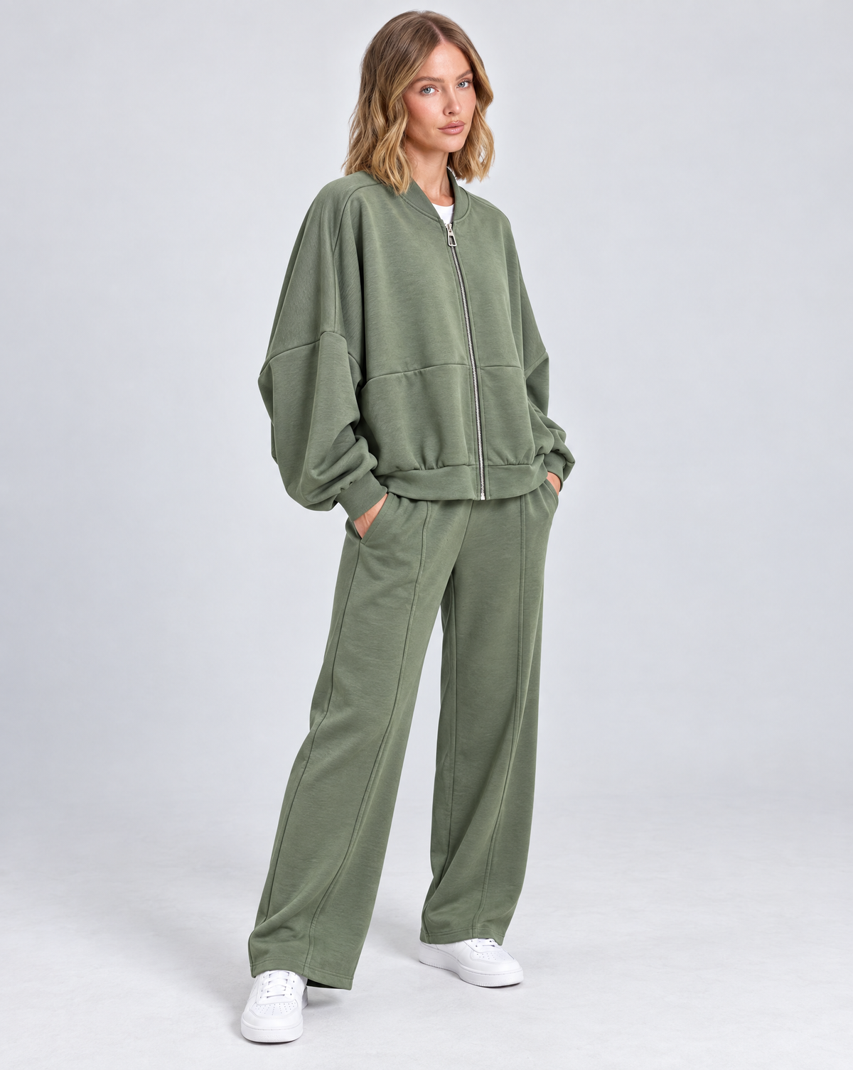 Completo donna B13 6893 verde indossato da Polly 5 – vista tre-quarti