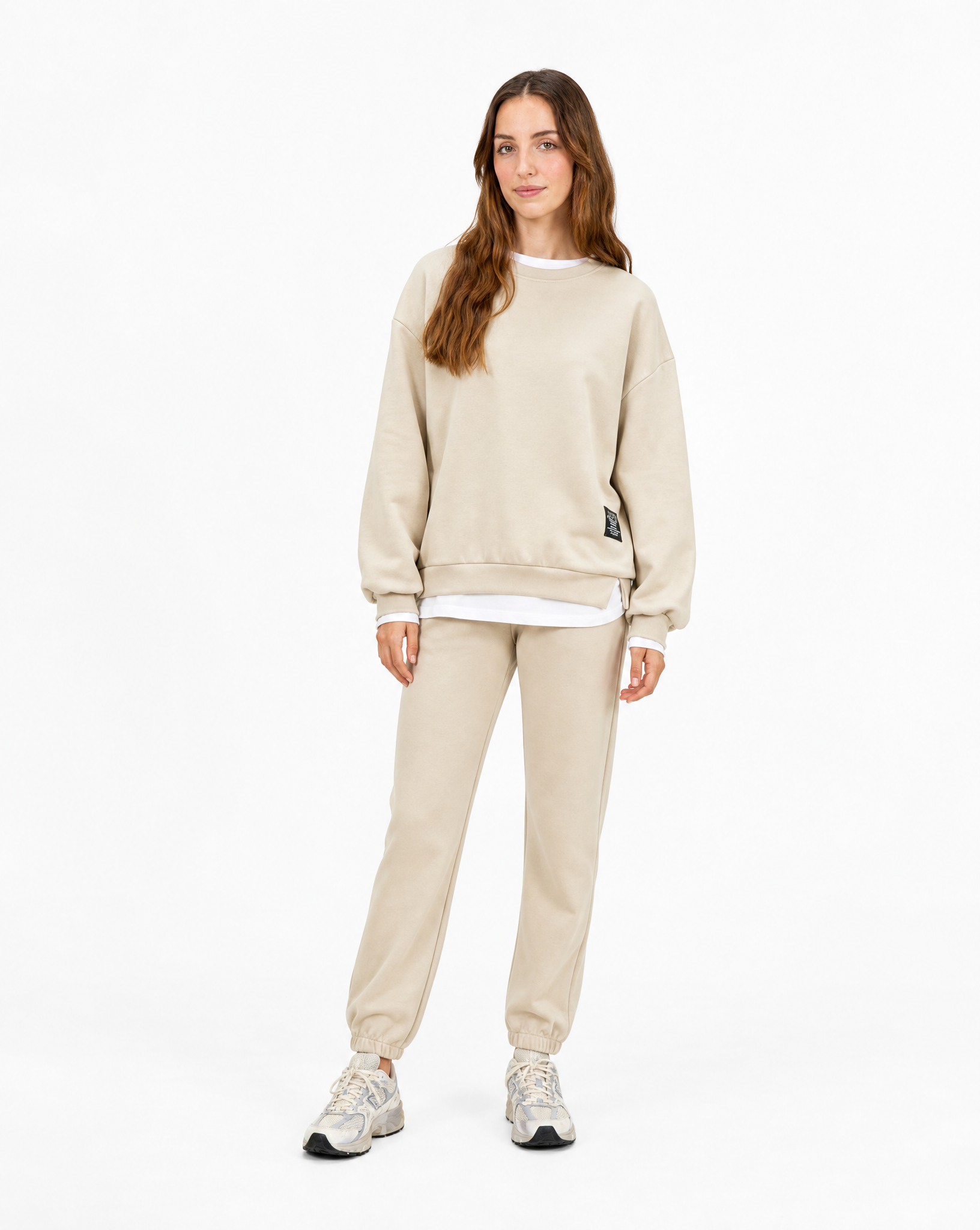 Completo donna oversize con jogger beige indossato da Polly 2 - vista frontale