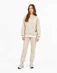 Completo donna oversize con jogger beige indossato da Polly 2 - vista frontale