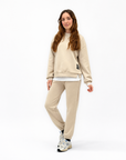Completo donna oversize con jogger beige indossato da Polly 2 - vista tre quarti