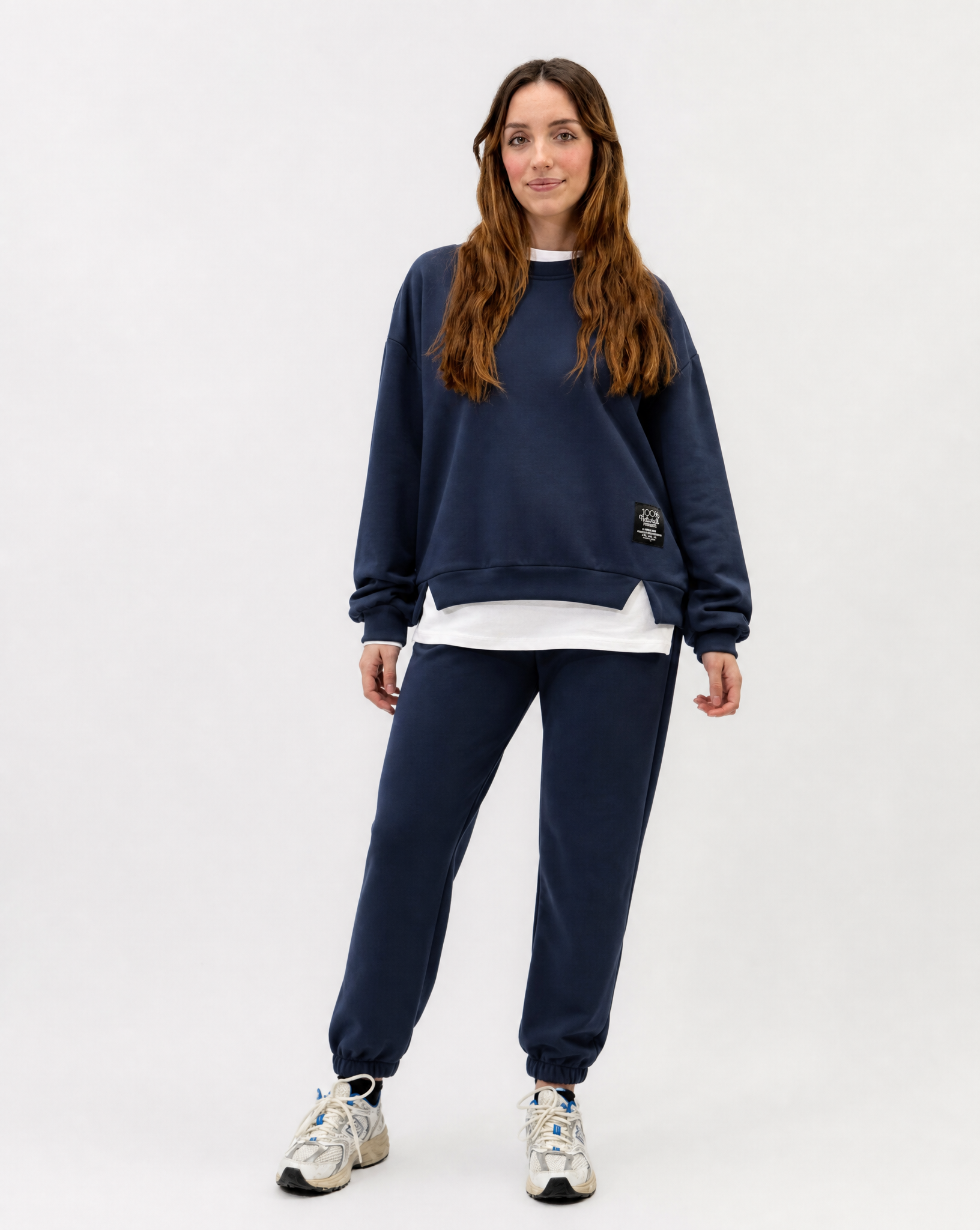 Completo donna oversize con jogger blu indossato da Polly 2 - vista frontale