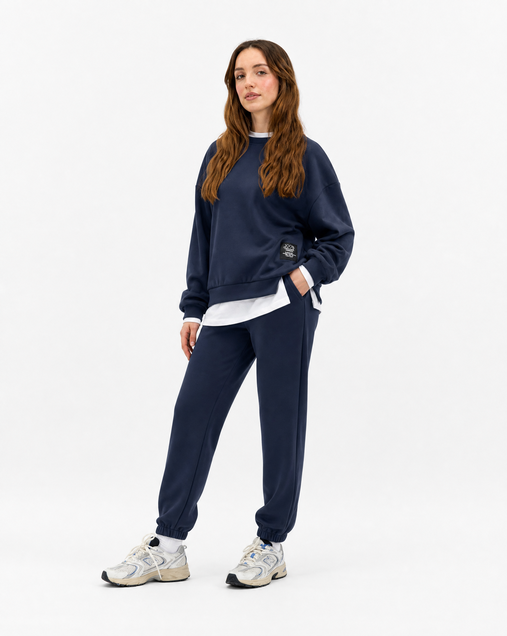 Completo donna oversize con jogger blu indossato da Polly 2 - vista tre quarti