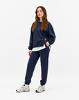 Completo donna oversize con jogger blu indossato da Polly 2 - vista tre quarti