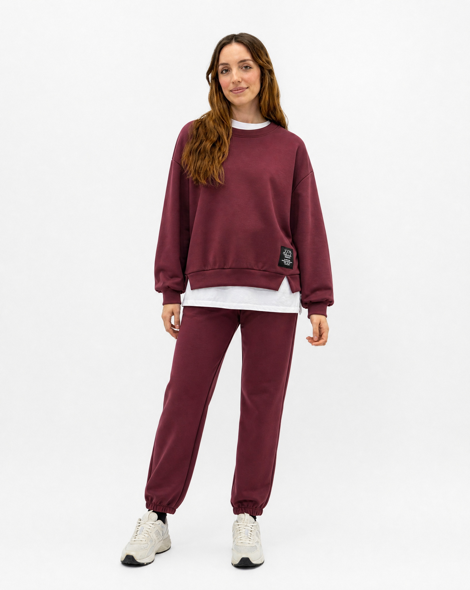 Completo donna oversize con jogger bordeaux indossato da Polly 2 - vista frontale