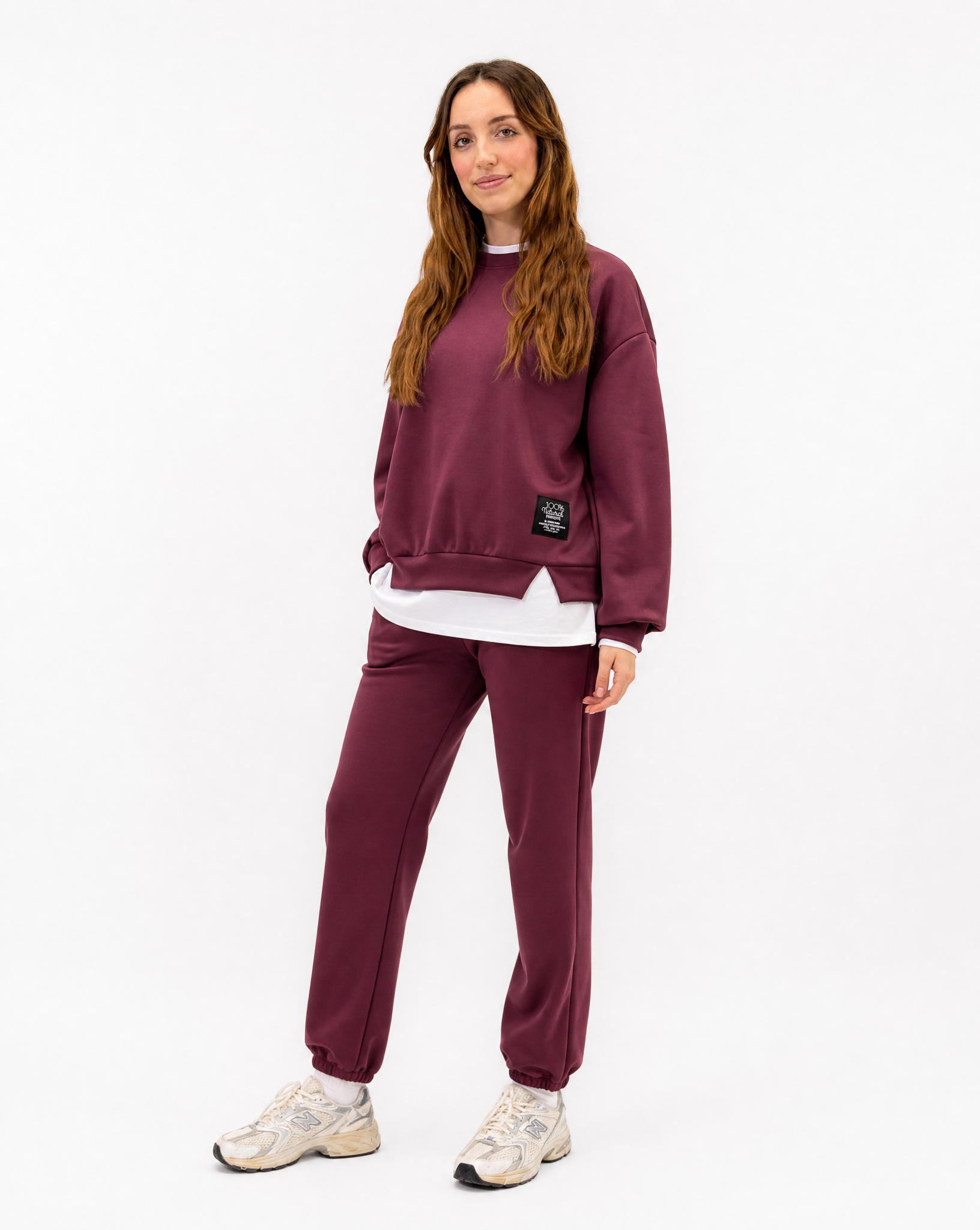 Completo donna oversize con jogger bordeaux indossato da Polly 2 - vista tre quarti