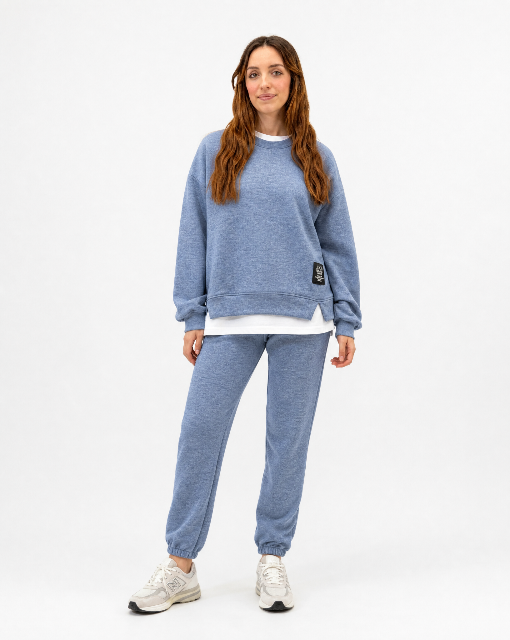 Completo donna oversize con jogger denim indossato da Polly 2 - vista frontale