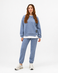 Completo donna oversize con jogger denim indossato da Polly 2 - vista frontale