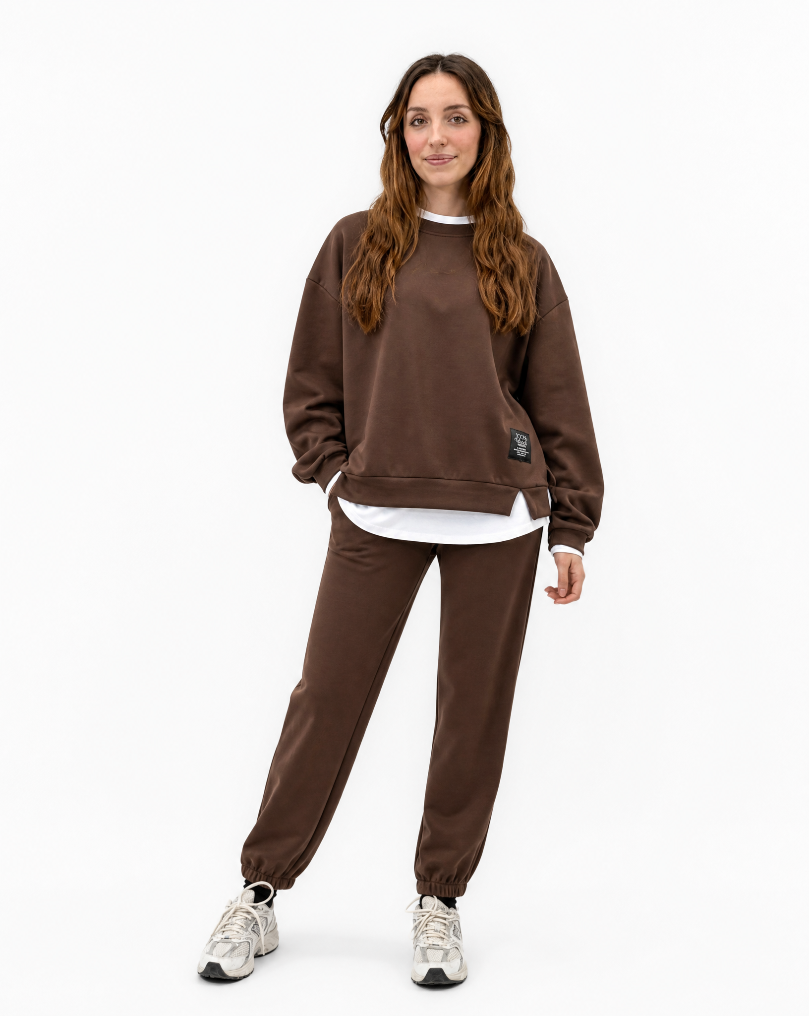 Completo donna oversize con jogger marrone indossato da Polly 2 - vista frontale