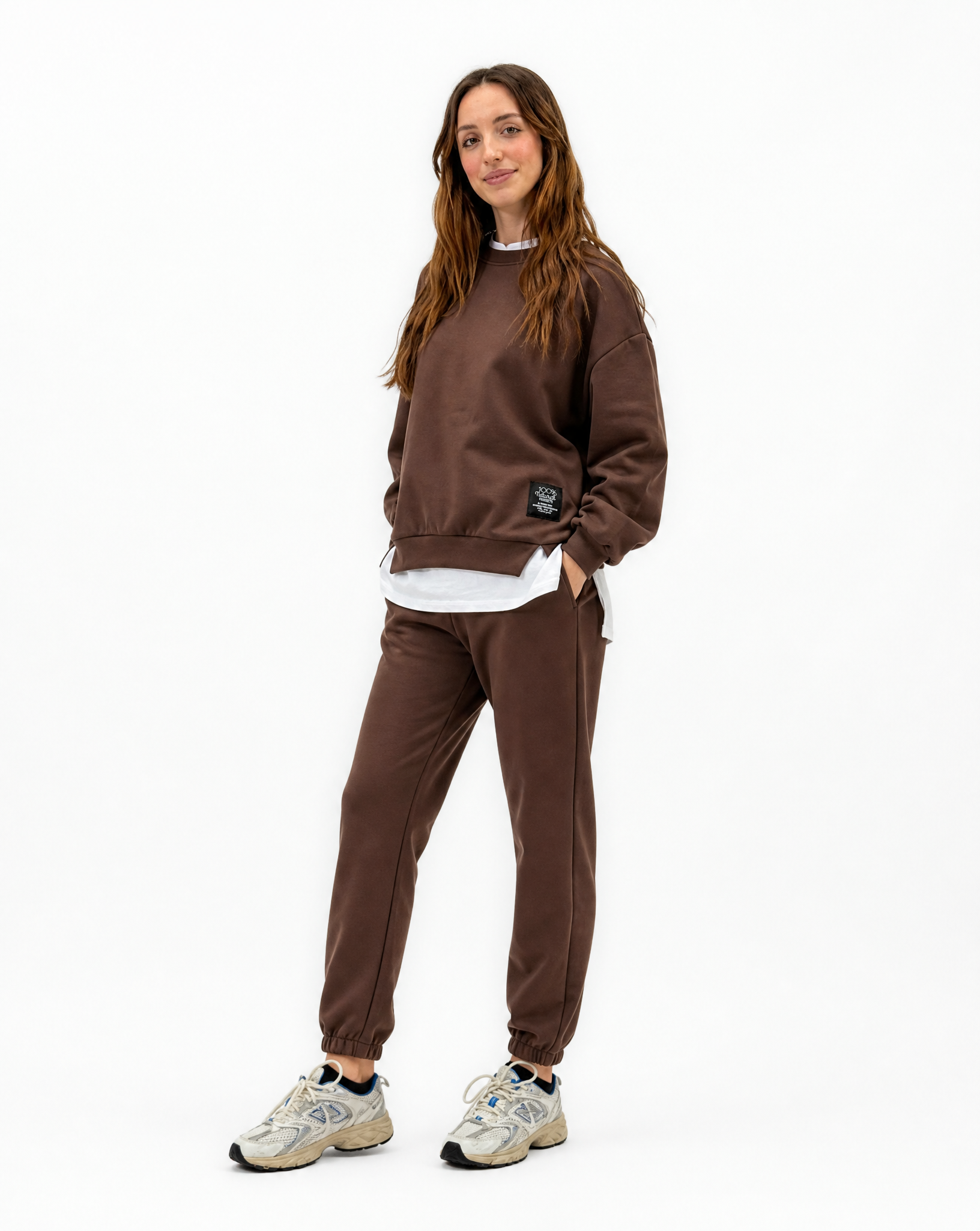 Completo donna oversize con jogger marrone indossato da Polly 2 - vista tre quarti