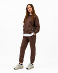 Completo donna oversize con jogger marrone indossato da Polly 2 - vista tre quarti
