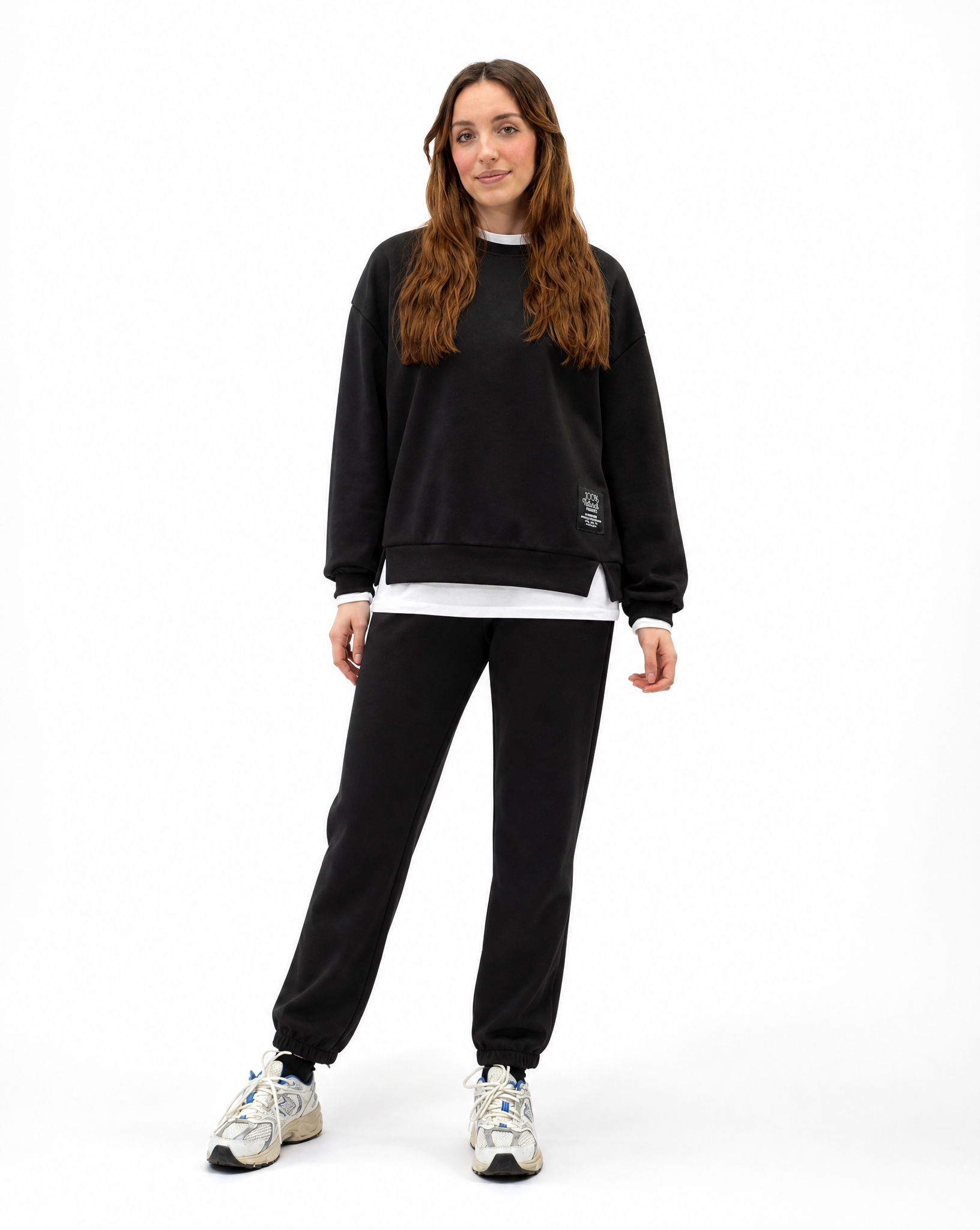 Completo donna oversize con jogger nero indossato da Polly 2 - vista frontale