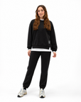 Completo donna oversize con jogger nero indossato da Polly 2 - vista frontale
