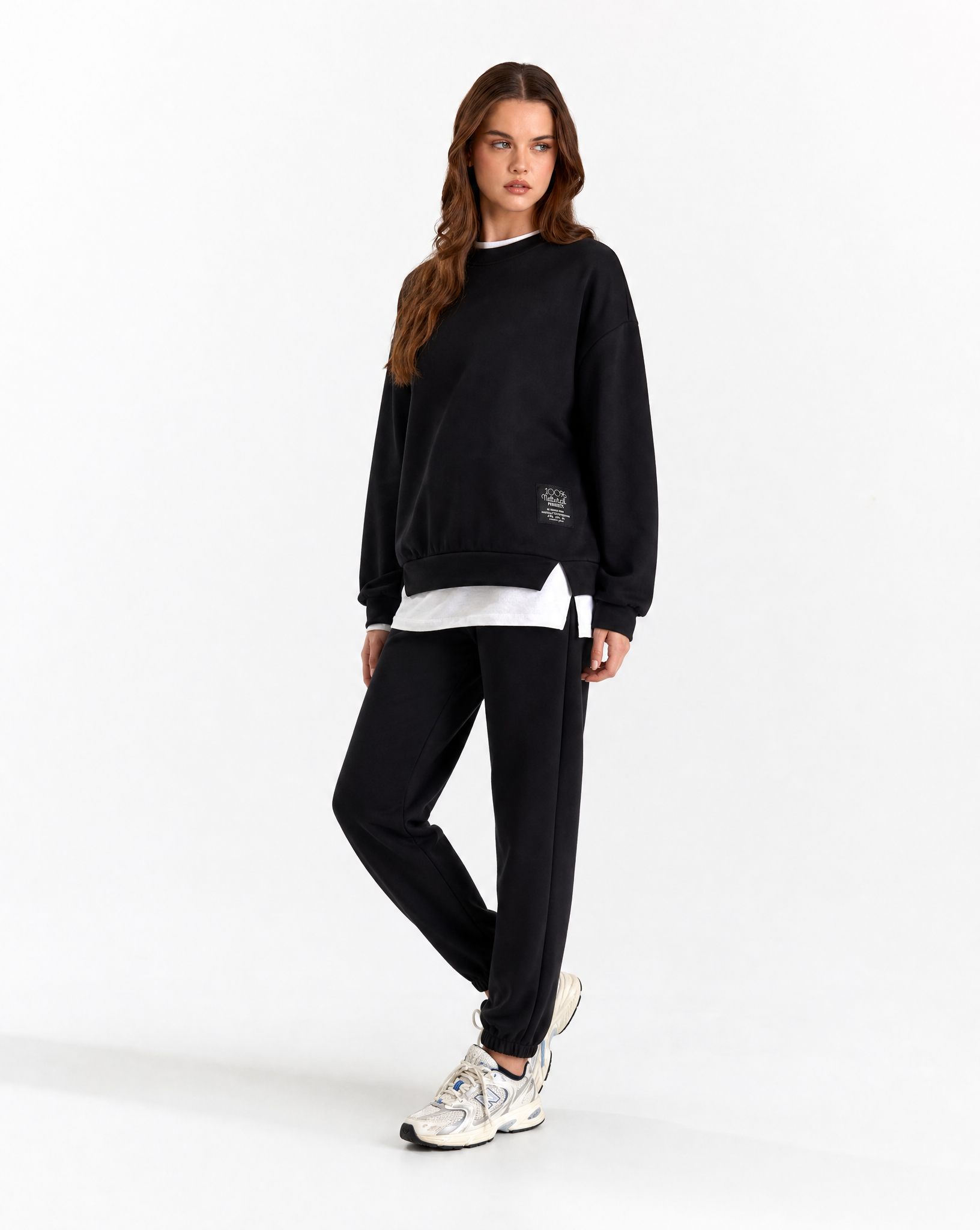Completo donna oversize con jogger nero indossato da Polly 2 - vista tre quarti