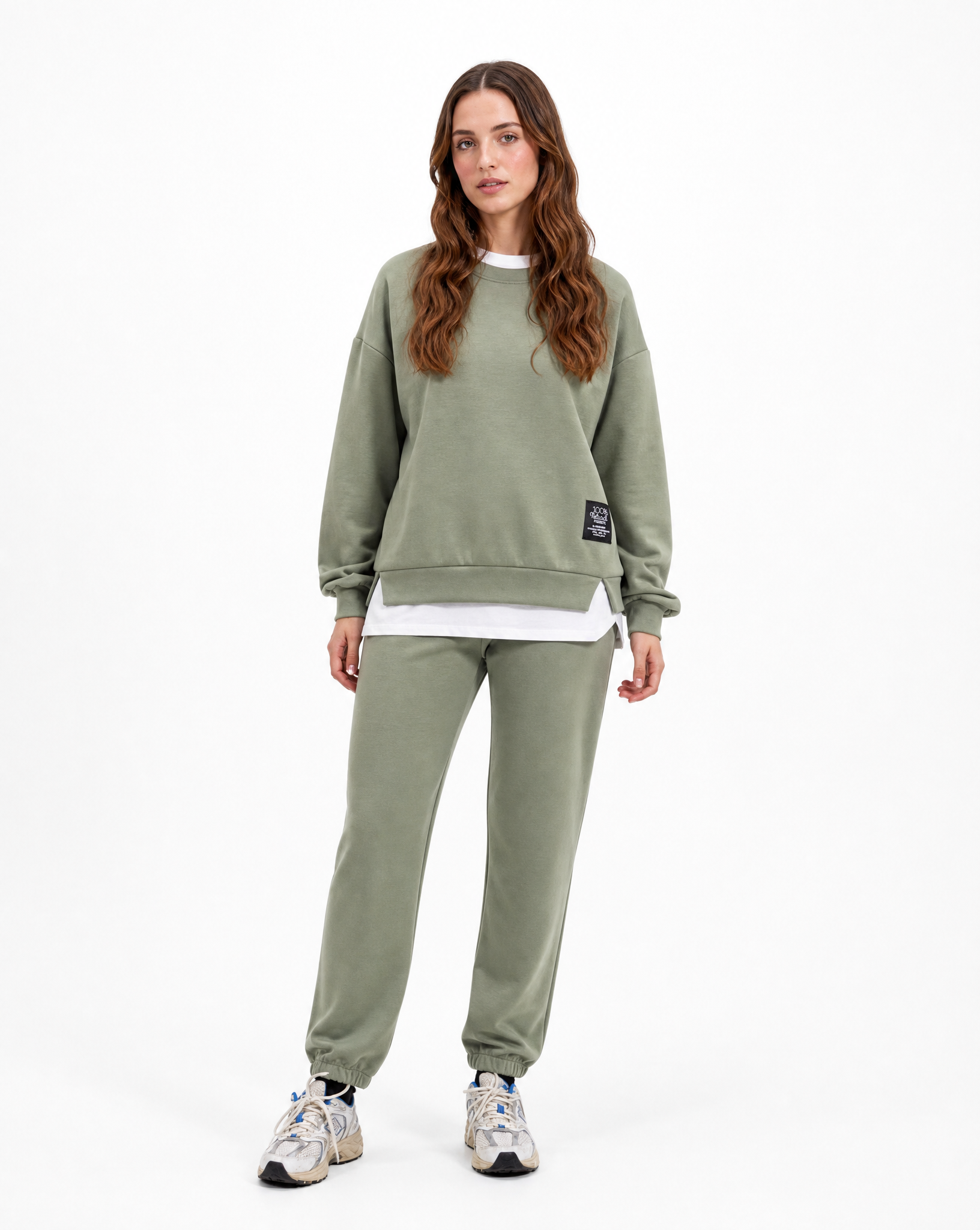Completo donna oversize con jogger verde indossato da Polly 2 - vista frontale