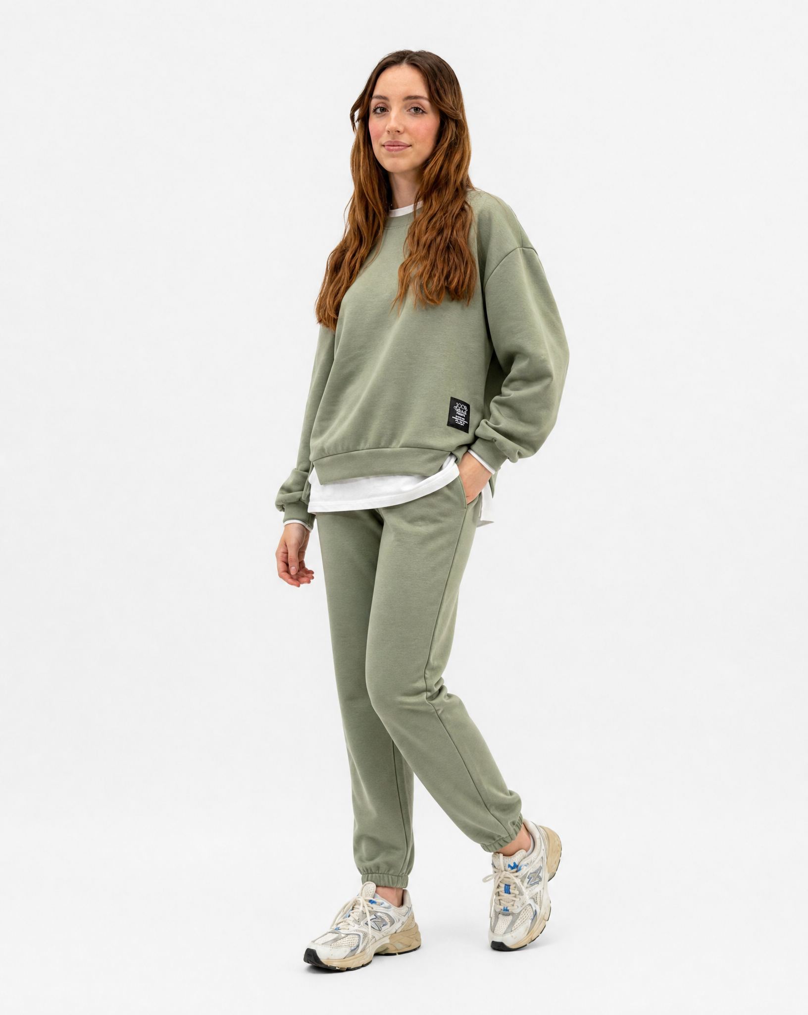 Completo donna oversize con jogger verde indossato da Polly 2 - vista tre quarti
