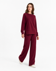Completo donna 6050 Bordeaux indossato da Polly 2 - vista tre quarti