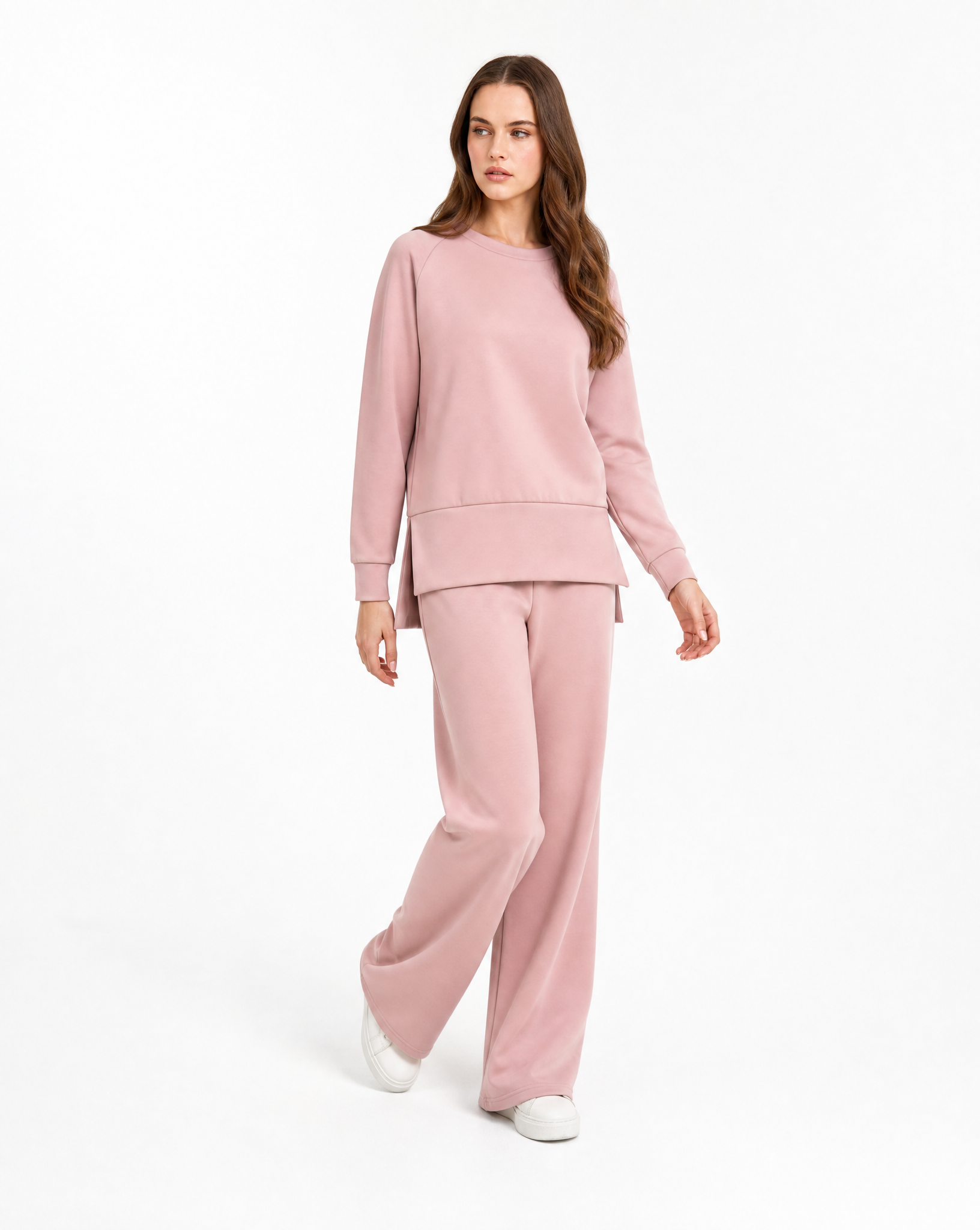 Completo donna con pantalone ampio indossato da Polly 2 - Rosa Cipria vista frontale