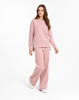 Completo donna con pantalone ampio indossato da Polly 2 - Rosa Cipria vista frontale