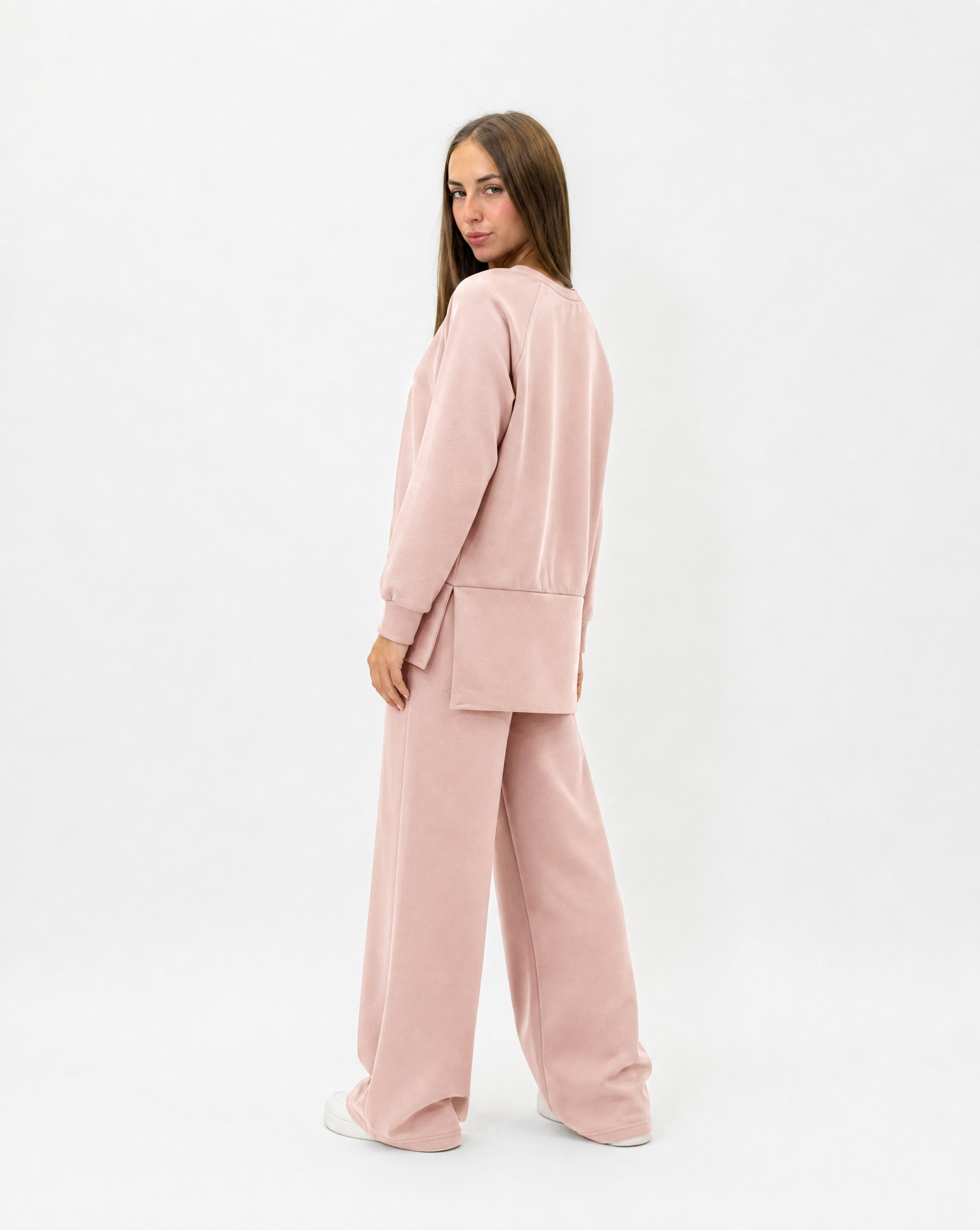 Completo donna con pantalone ampio indossato da Polly 2 - Rosa Cipria vista tre quarti