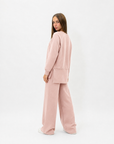 Completo donna con pantalone ampio indossato da Polly 2 - Rosa Cipria vista tre quarti