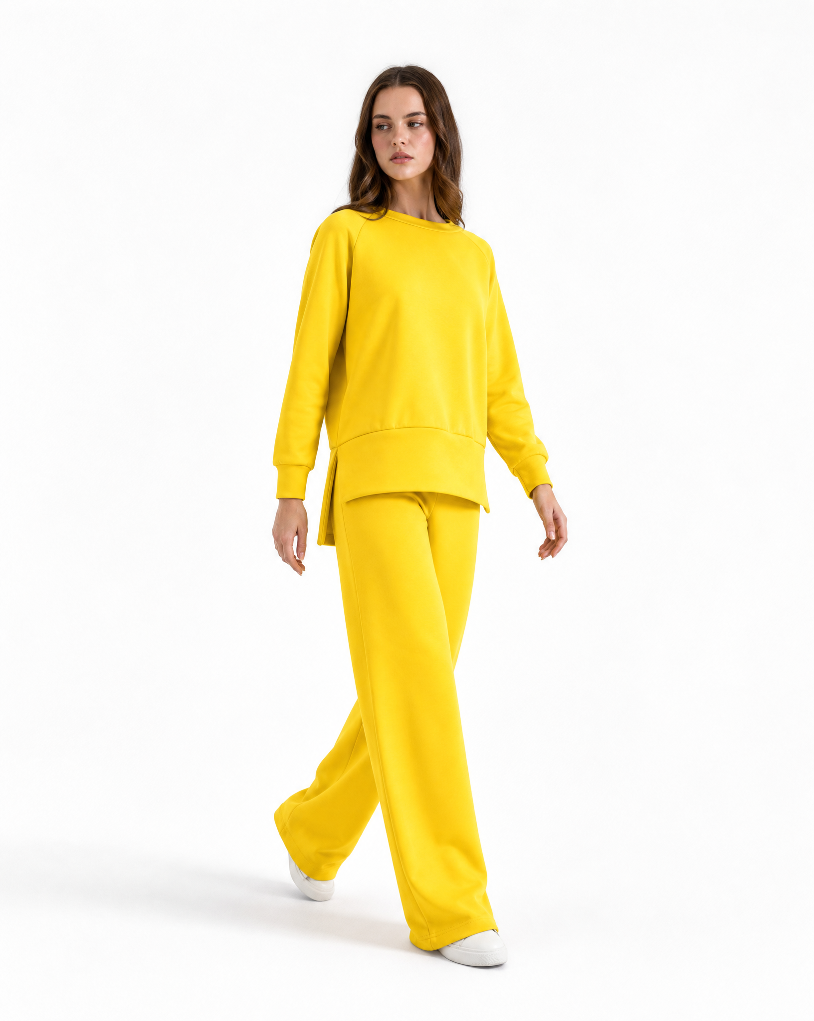 Completo donna con pantalone ampio indossato da Polly 2 - Giallo Canarino vista frontale