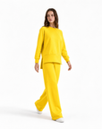 Completo donna con pantalone ampio indossato da Polly 2 - Giallo Canarino vista frontale