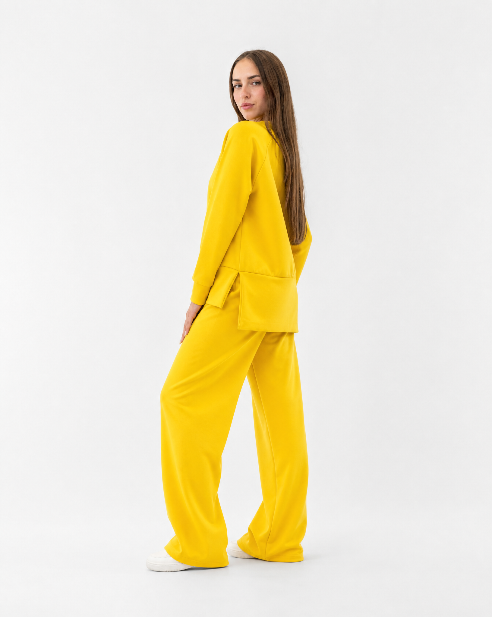 Completo donna con pantalone ampio indossato da Polly 2 - Giallo Canarino vista tre quarti