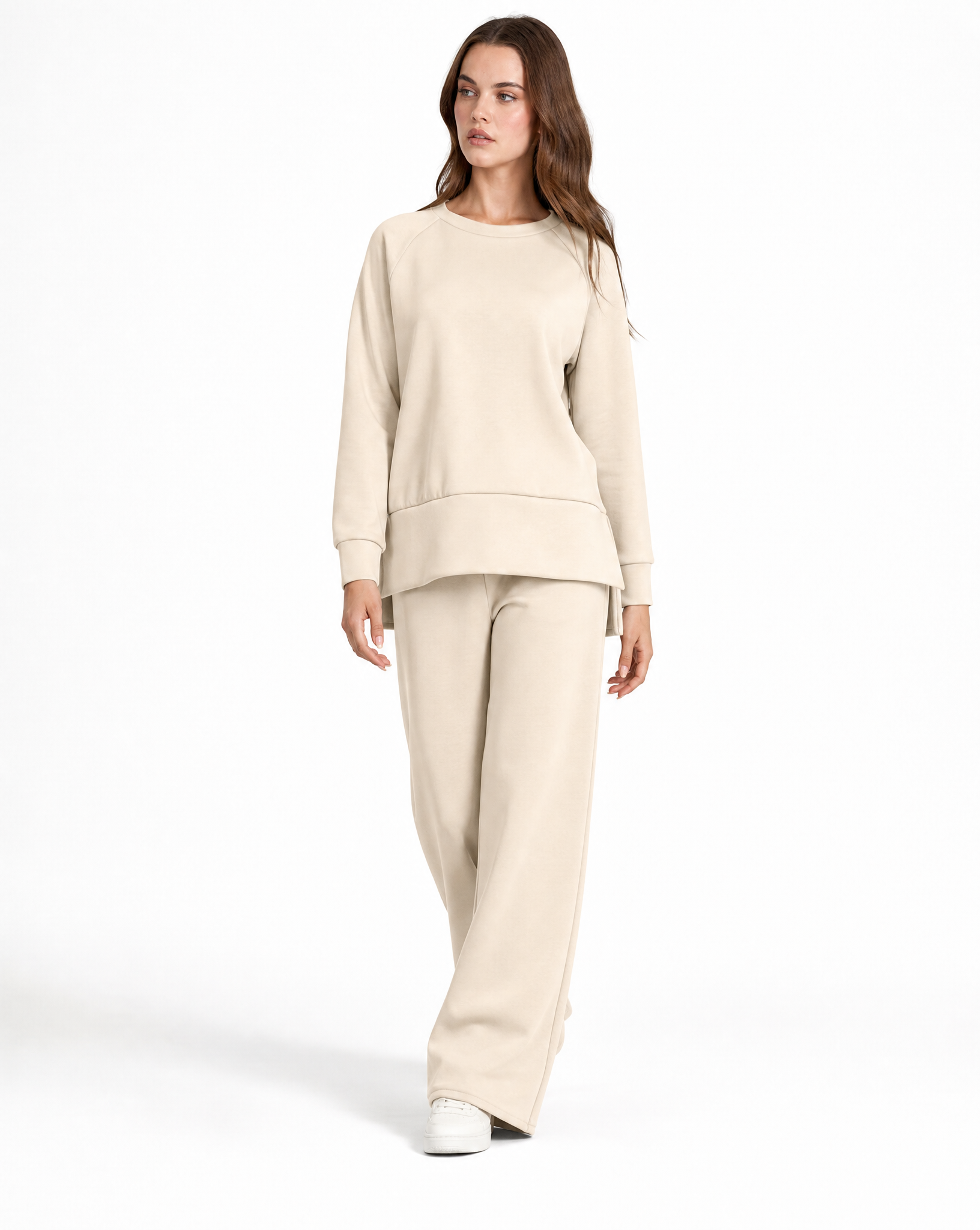 Completo donna con pantalone ampio indossato da Polly 2 - Beige vista frontale