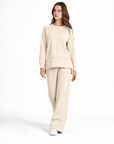 Completo donna con pantalone ampio indossato da Polly 2 - Beige vista frontale