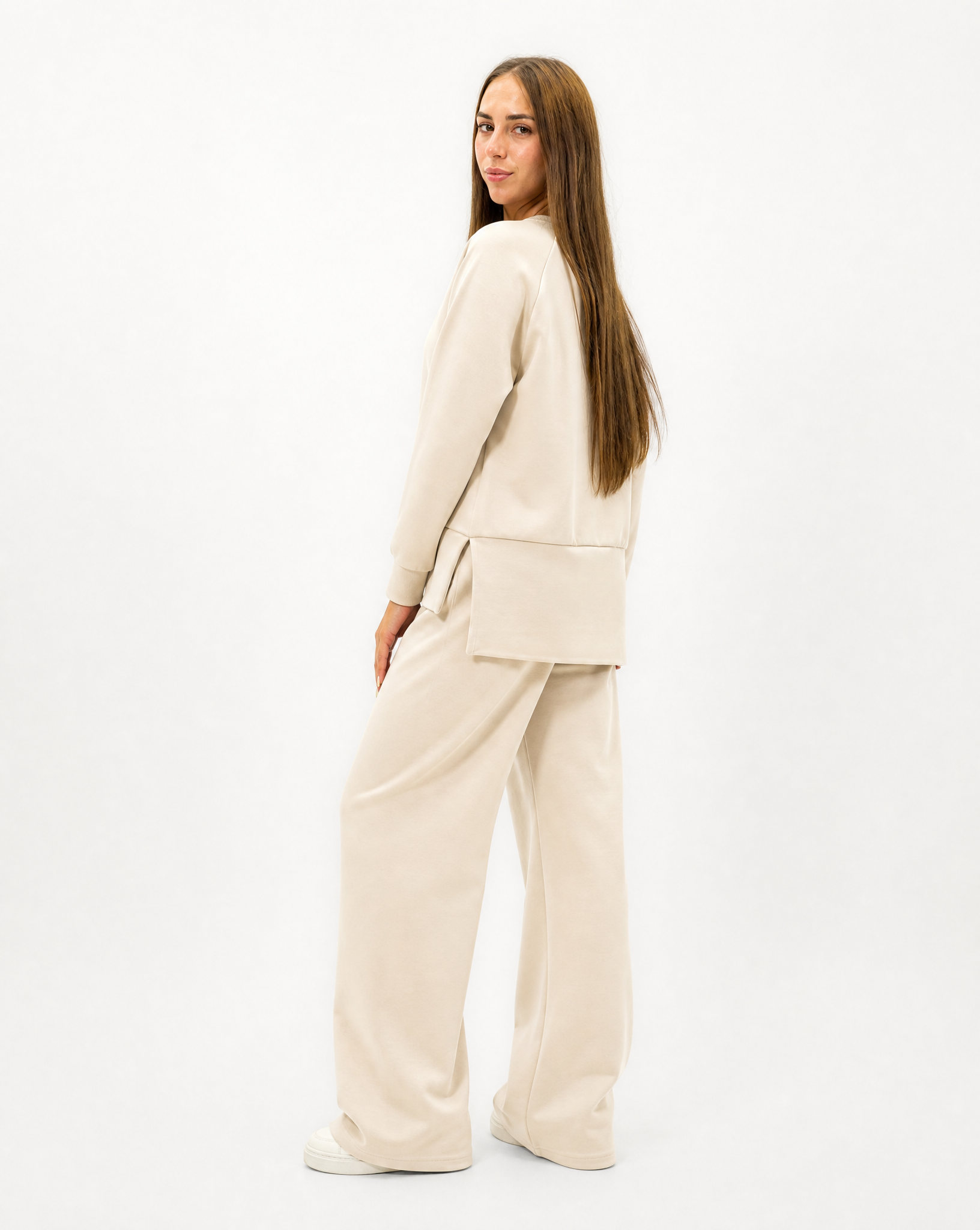 Completo donna con pantalone ampio indossato da Polly 2 - Beige vista tre quarti